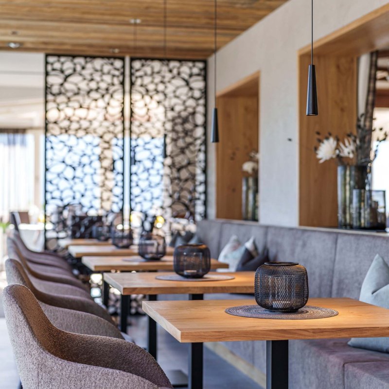 Hotel Grünwalderhof, Schenna - eleganter Aufenthaltsbereich mit hochwertigen Möbeln von Wohnart