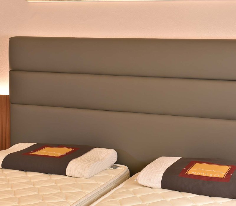 Unser firmeneigenes, innovatives Taschenfederkern-System ist Ihre beste Garantie für einen ergonomischen Schlaf. Es passt sich perfekt an Ihren Körper an und sorgt für anschmiegsamen Komfort.