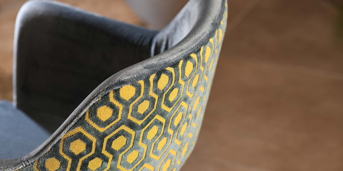 Individuelles Wohnen erfordert individuellen Stil. Ihre ganz persönlichen Möbel für Ihr Hotel oder Ihr Zuhause gestaltet und fertigt unser hauseigener Tapezierer für Sie. 